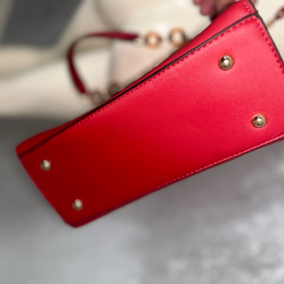 Tree of Life crossbody bag w/a detachable strap in the most gorgeous red color - Picture 6 of 7